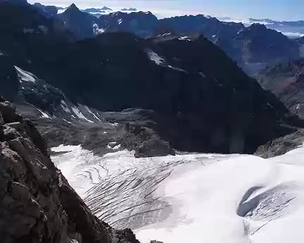 022 Passé côté sud de l’arête se découvre les crevasses du haut glacier d’Arolla