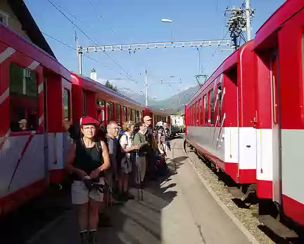 090 Cette année c'est une rando par le train. Ils sont rouge et tout beaux.