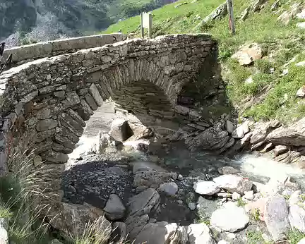TB17 Le petit pont sur le ruisseau de la Raja (1700m)vers les Chapieux