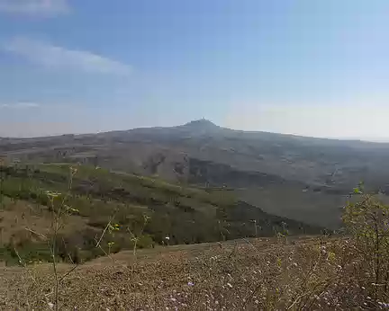 PXL029 Au loin, Radicofani, bourg médiéval sur une colline basaltique