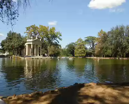 PXL109 Le lac et le temple d' Esculape dans le parc de la Villa Borghese