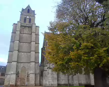 PXL034 Eglise St-Martin, XII-XIIIè s., dont le clocher présentant une inclinaison de 1,12 mètres lui vaut le surnom de Tour Penchée.
