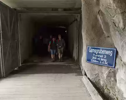 FM9A2098 Le Gamsgrubenweg qui remonte le long du glacier Pasterze à partir de la terrasse de la Kaiser-Franz-Josefs-Höhe, comporte plusieurs sections de tunnel