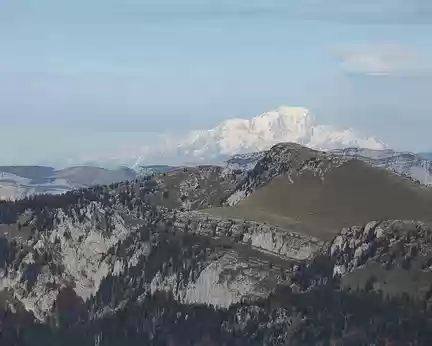 FM9A7050 Le Mont Blanc, distant de 108km. Au premier plan, le Charmant Som