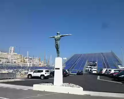 P1040170 Statue du Plongeur Olympique devant les tribunes pour le Grand Prix automobile de Monaco qui sera disputé du 25 au 28 mai 2017.