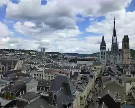 P1040549 ...sur l'abbatiale Saint-Ouen (à gauche) et la cathédrale Notre-Dame surmontée d'une flèche de 151 mètres.