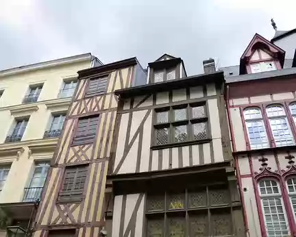 P1040550 Rouen compte près de 2 000 maisons à pans de bois.