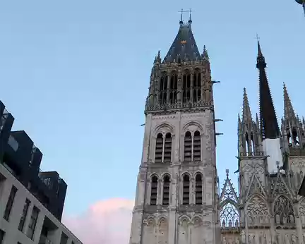 P1040587 En fin de soirée, un nouveau coup d'oeil sur la Tour Saint- Romain de la cathédrale.
