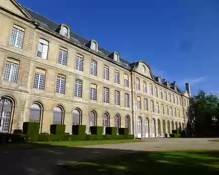 P1040598 Le bâtiment conventuel du XVIIIè s. (anciens dortoirs) abrite l'Hôtel de Ville depuis 1800.