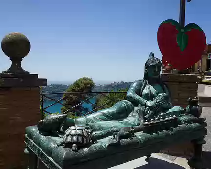 2017_06_19_12-44-19 Statue à Nemi, capitale de la fraise