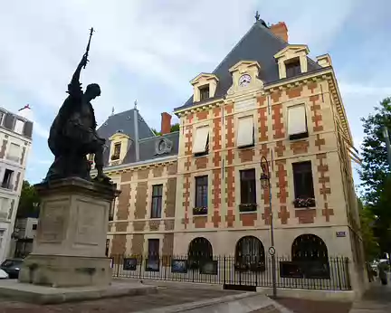 P1110163 La statue d' Henri IV. Le pavillon d'Antoine de Navarre (1612) abrite l'hôtel de ville