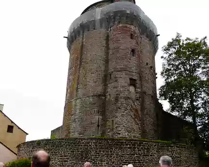 087 La Tour du Papegaut à Montfort-sur-Meu (Ille-et-Vilaine) est le seul vestige du château du XIVème siècle