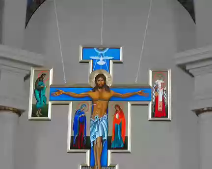 089 Croix dans le chœur de l’église