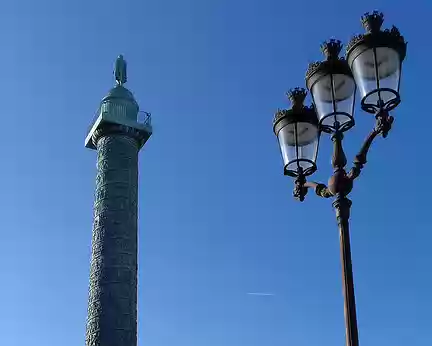 038 La colonne Vendôme (1810), au centre de la place du même nom, commémore la victoire d’Austerlitz