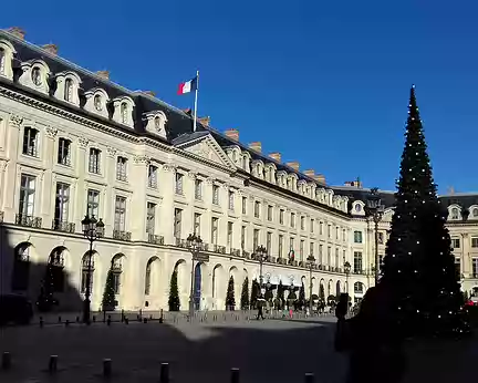 039 Le ministère de la Justice et l’hôtel Ritz sur la place Vendôme édifiée en 1699 (architecte Jules-Hardouin Mansart)