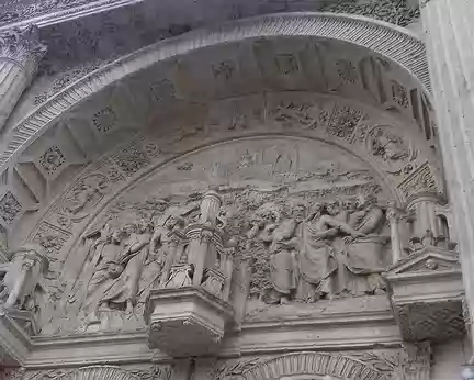 013 son tympan, sur le portail, orné d’un bas-relief représentant l’arrivée de Jésus au Jardin des Oliviers, …