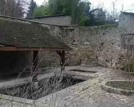 045 L’ancien lavoir de la Fontaine Bouillant et le vieux puits