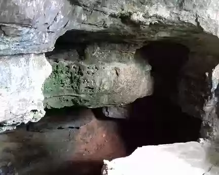 034 La grotte du Bienheureux François Palau dans les falaises calcaires qui dominent la vallée du Livron