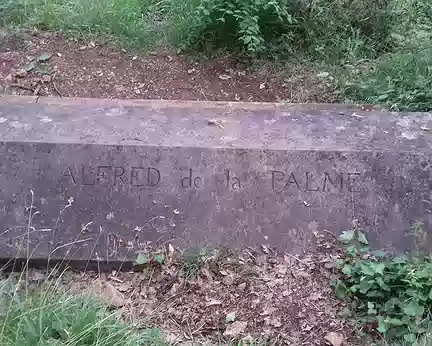 075 La Tombe de l’Anglais (XIXème siècle) sur les hauteurs de Bruniquel. Selon ses dernières volontés, Alfred de la Palme, notaire, a été enterré à flanc de...