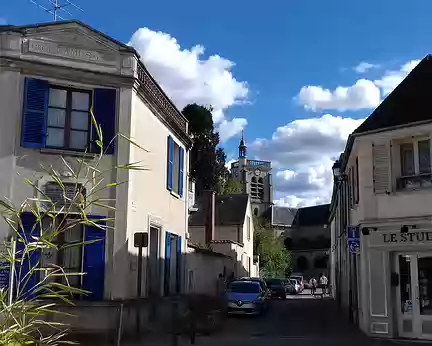 032 La maison aux volets bleus de Louis Camus et l’église Saint-Georges (clocher du XIIIème siècle) à Crécy-la-Chapelle