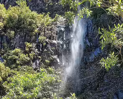 147 100m de haut. À la suite juste en dessous du Lagoa se trouve la cascade do Risco.