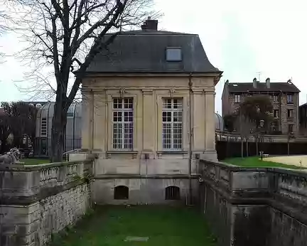 004 De part et d’autre de l’entrée de l’ancienne mairie, le fossé et les deux pavillons de garde d’époque Louis XV (classés monument historique) sont les seuls...