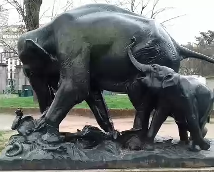 006 Statue monumentale représentant des éléphants attaqués par un tigre (O. Gardet, 1932), dans le parc Maurice Thorez à Choisy-le-Roi