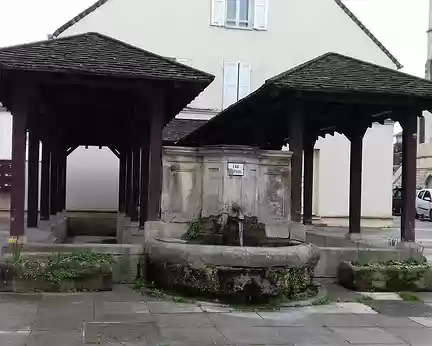 015 Une fontaine existe à cet endroit depuis le Xème siècle