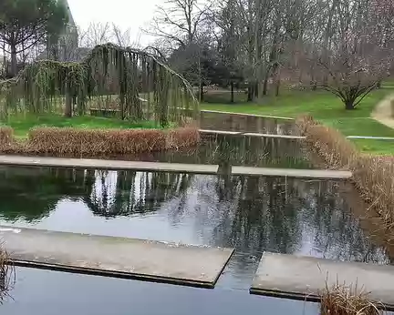 018 Bassins dans le parc de Cluny près du centre historique de Thiais