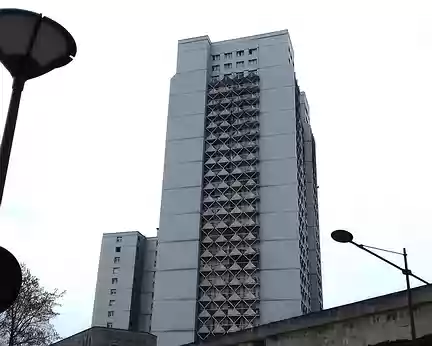 039 La tour Robespierre (1974) au centre de Vitry-sur-Seine. Haute de 89 m (27 étages), elle est l’œuvre de Mario Capra