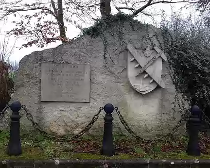 005 Monument à la mémoire de l’équipage de la RAF tombé pendant la deuxième guerre mondiale (26 juillet 1944). Les tombes des sept soldats du Commonwealth sont dans...