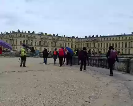 038 Arrivée au château de Versailles sous la pluie