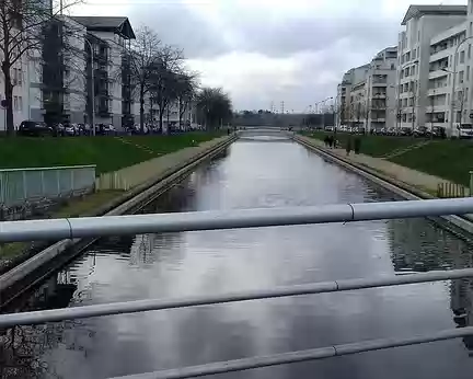 049 Le canal vu de la rue du Lac