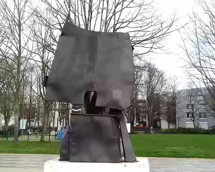 005 Laiton, sculpture de Patrick Guérard (1977) à Guyancourt