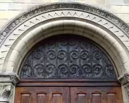 012 Le portail de l’église Saint-Germain l’Auxerrois (XIIème siècle) au cœur du vieux village de Villepreux