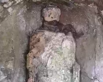 023 Vestiges de la statue de saint Nicolas (XIIIème siècle) dans l’oratoire contigu au lavoir