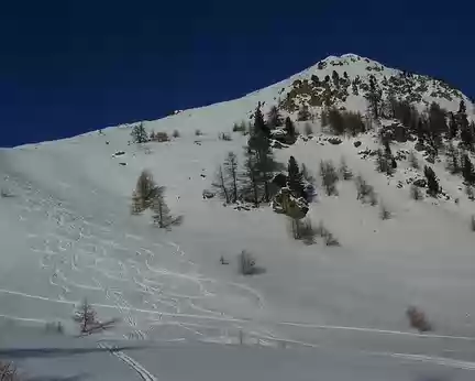 PXL070 Skieurs et snowboarders inscrivent leur empreinte à flanc de montagne.