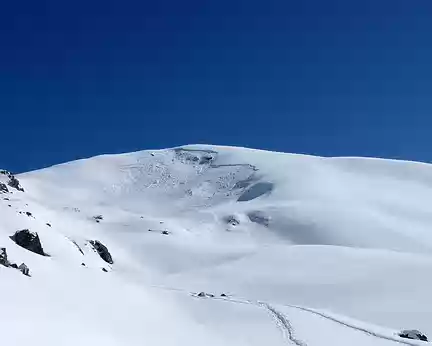 PXL020 Avalanche en cours, déclenchée par 2 skieurs sur la crête