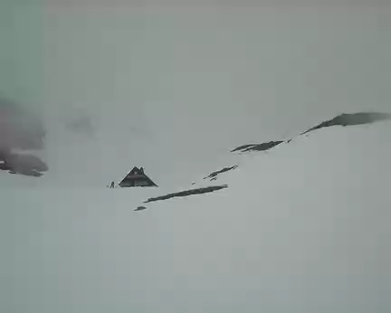 PXL003 Le refuge du Merlet,(non gardé) au loin dans la brume montante(en attendant la neige)
