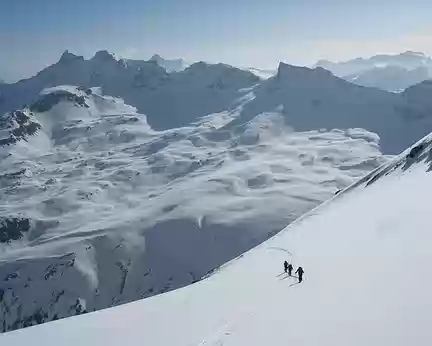 040 Sur le glacier des Plattes des Chamois, Grandes Rousses, Truc Blanc, Pointe de Bassac N, Grivola et Grand Paradis au loin