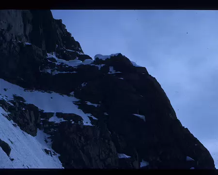 012.jpg Derrière cette arête se cache, versant est, la voie ouverte par H. Agresti en 1973.