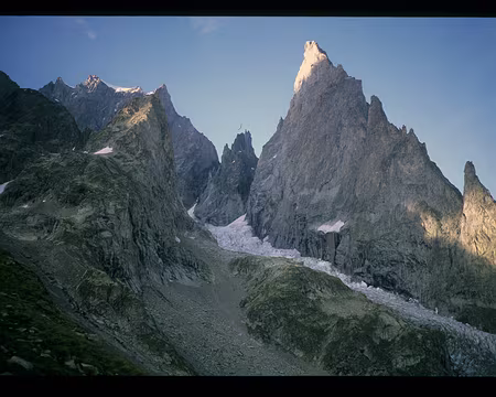 001.jpg Aiguille Blanche de Peuterey 4114 m, Dames Anglaises 3592 m, Aiguille Noire de Peuterey 3773 m.