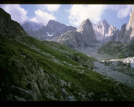 002.jpg Passé la 1er barre rocheuse d’accès au refuge Monzino, la Punta Gugliermina ensoleillée, 3893 m.