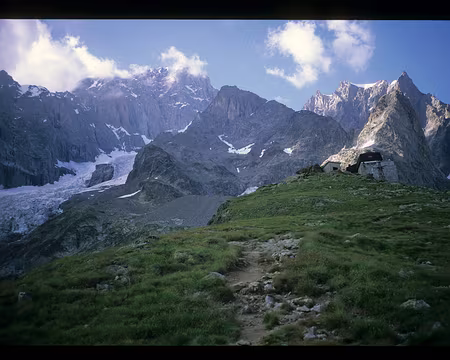 003.jpg Le refuge Monzino, la paroi SW et l’arête sud de La Pointe Croux, 3251 m, où est tracée sa voie normale.