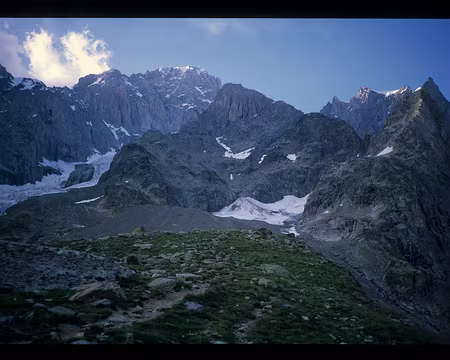 005.jpg Les Piliers Rouges du Brouillard, l’Innominata 3730 m dont la voie normale suit l’arête sud-est.