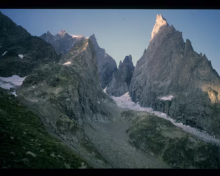 006.jpg Col de l’Innominata, 3205 m, brèche d’où gagner le glacier du Freney au-dessus de sa partie la + crevassée.