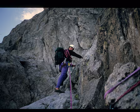 010.jpg Remonter la moitié de la vire Schneider, puis s’élever dans ce dièdre.
