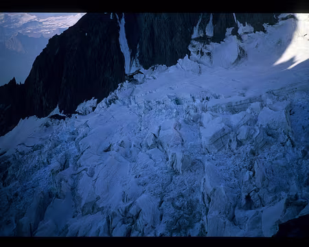 016.jpg Le cheminement qui autorise la traversée du glacier du Freney apparaît sur cette image.