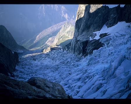 017.jpg La face est de l’aiguille Croux surplombant la partie inférieure du glacier du Freney.