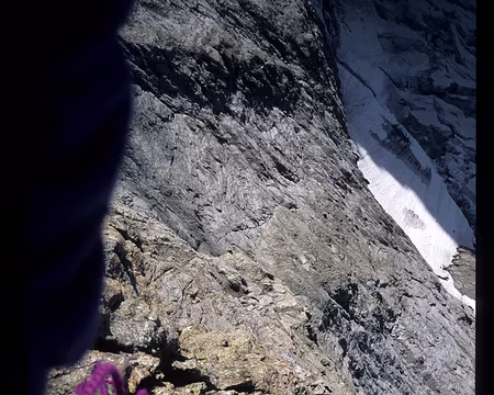 028.jpg Relais au sommet du pilier d’où un couloir mène 40 m plus haut à une large vire de blocs.